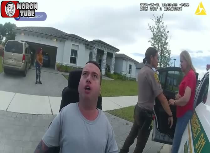 Video :In Florida, a quadriplegic person spits on and slams into police officers